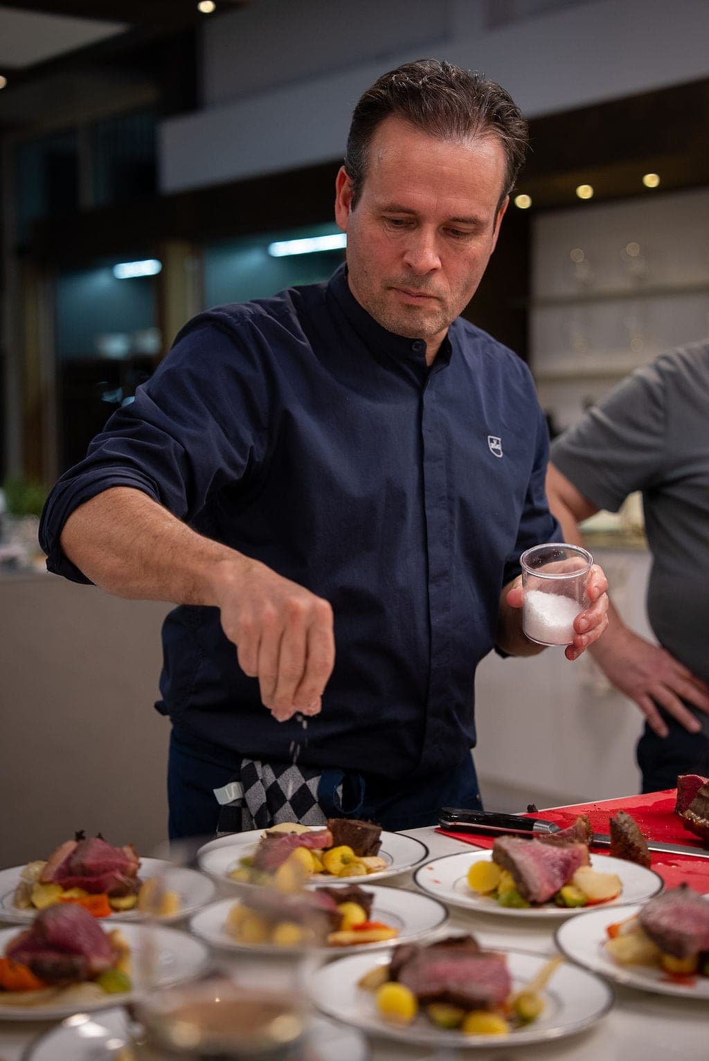 Chef bereidt gerechten tijdens de V-ZUG kookworkshop in de Livinstyle showroom