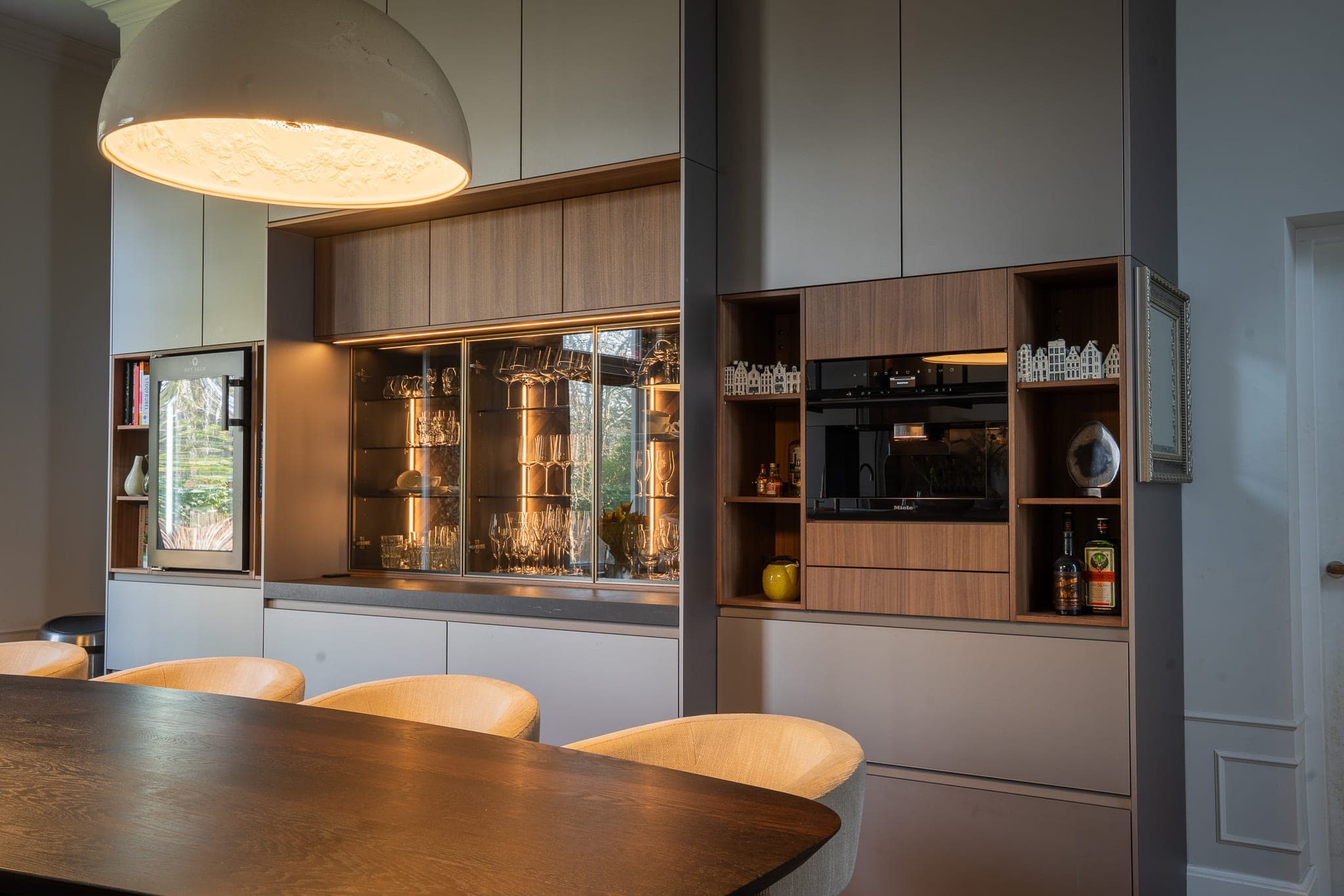 Op maat gemaakte bar met wijnvitrine en eettafel — Pascal en Door