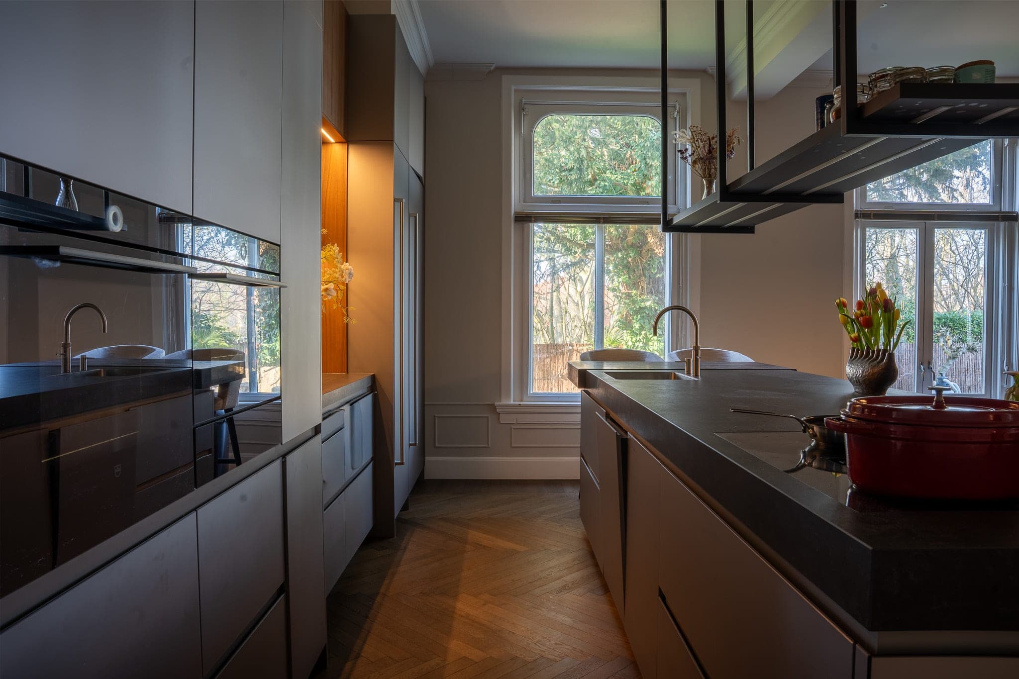 Keuken met notenhouten accentwand en tuinzicht — Pascal en Door