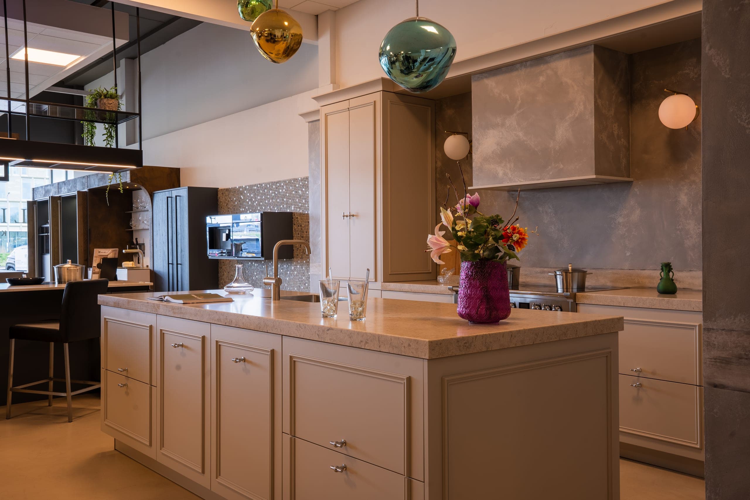 Showroomopstelling keuken met marmerlook afzuigkap en hanglampen