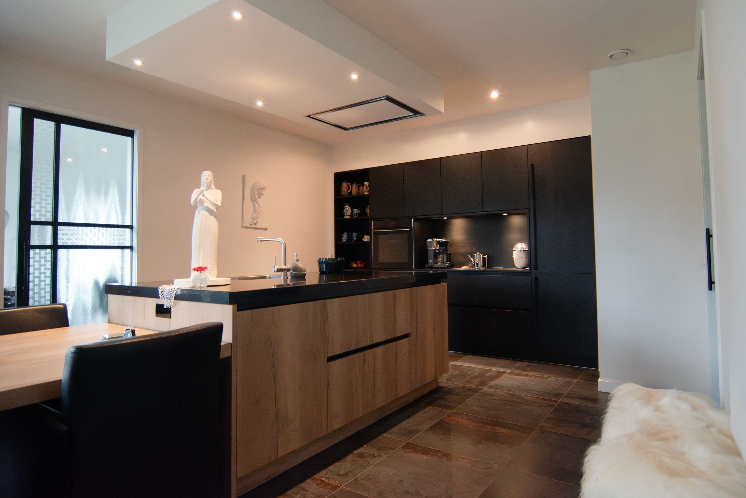 Kookeiland met ingebouwde oven en open vakkenwand