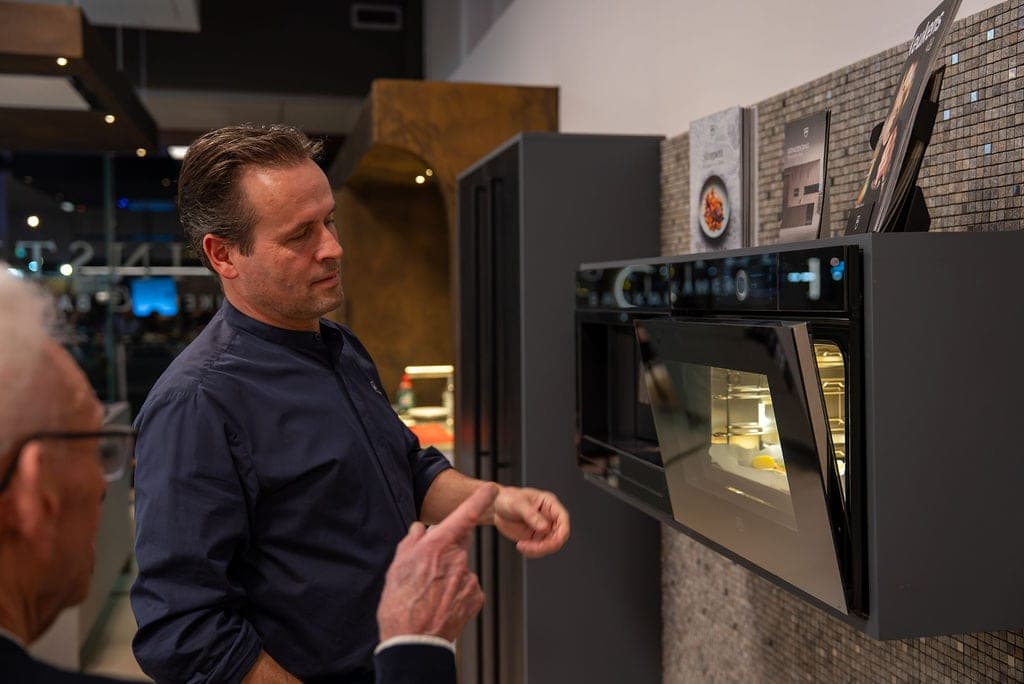 V-ZUG specialist demonstreert de combi-stoomoven in de Livinstyle showroom