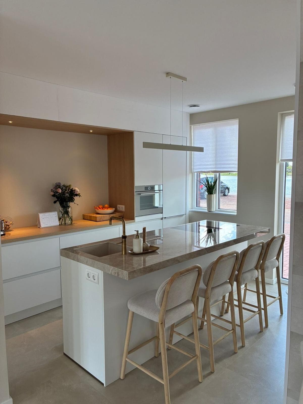 Lichte keuken met houten wand en uitzicht op het water