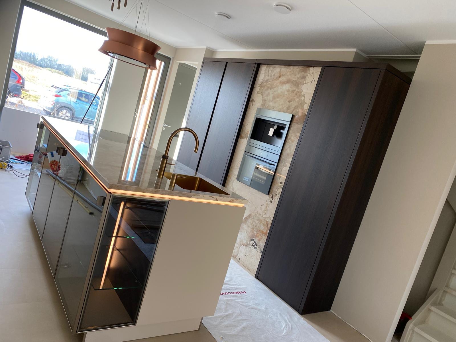 Zwarte keuken met marmerlook wand en messing kraan — Middelburg