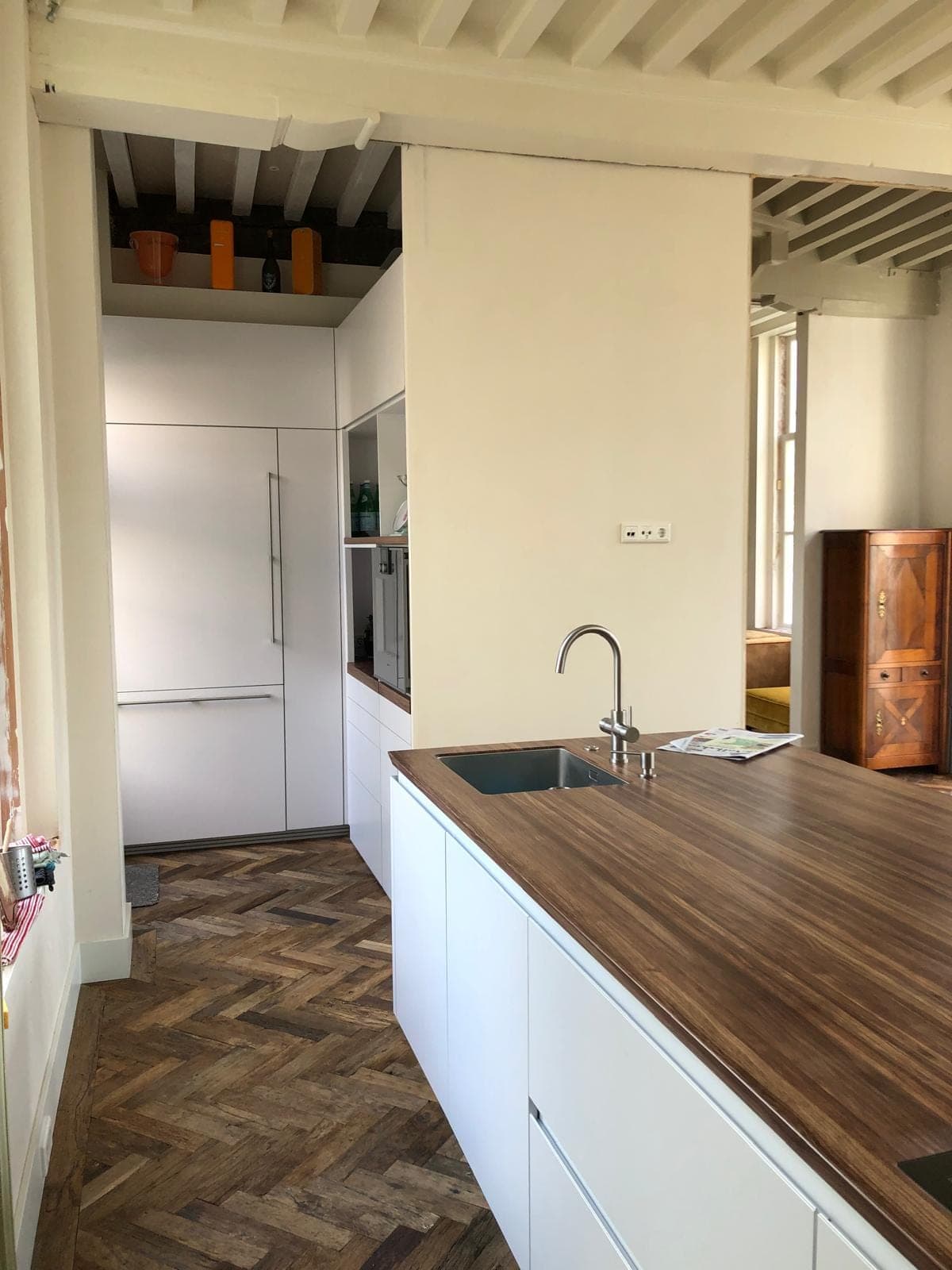 Zicht op trap en woonkamer met visgraat parketvloer — Middelburg